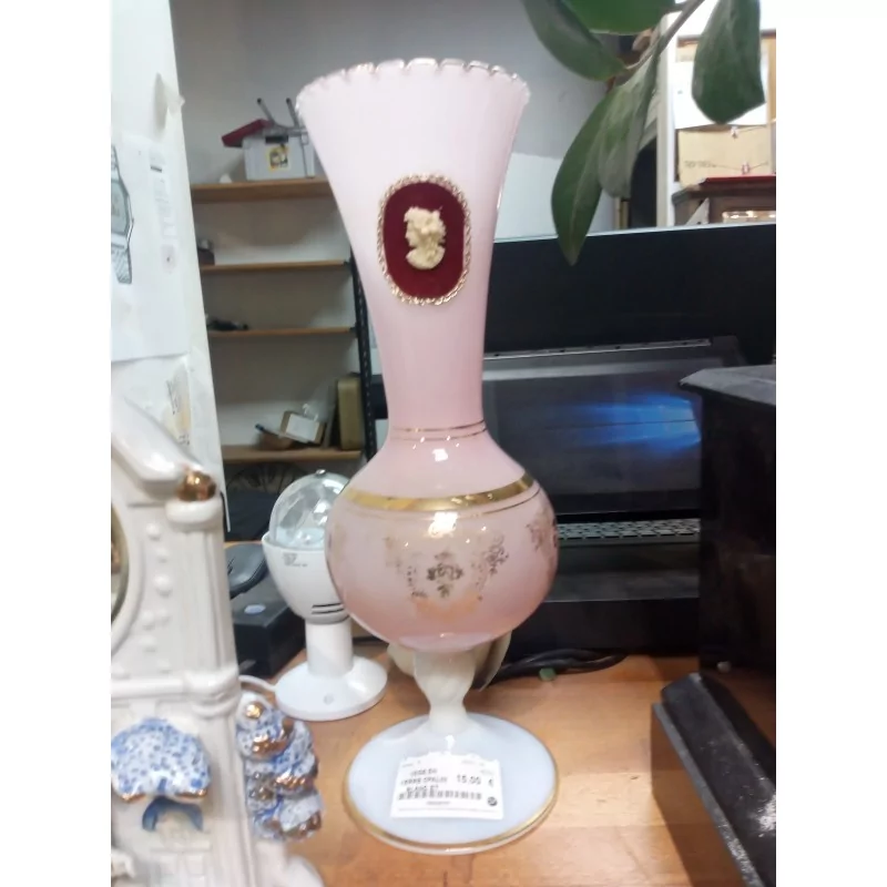 VASE EN VERRE OPALIN BLANC ET ROSE